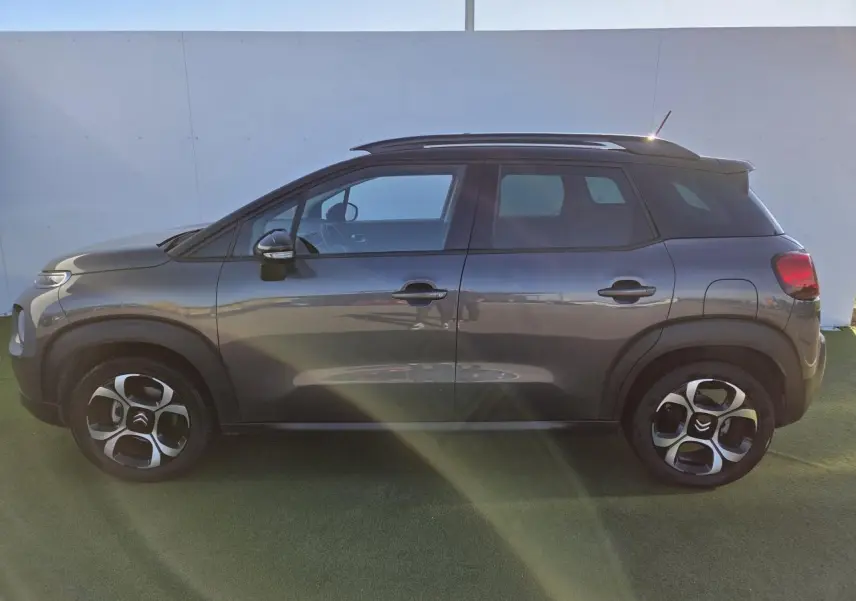 Profil côté gauche d'un Citroën C3 Aircross gris platinium avec toit noir perlé et jantes alliage 17 pouces.
