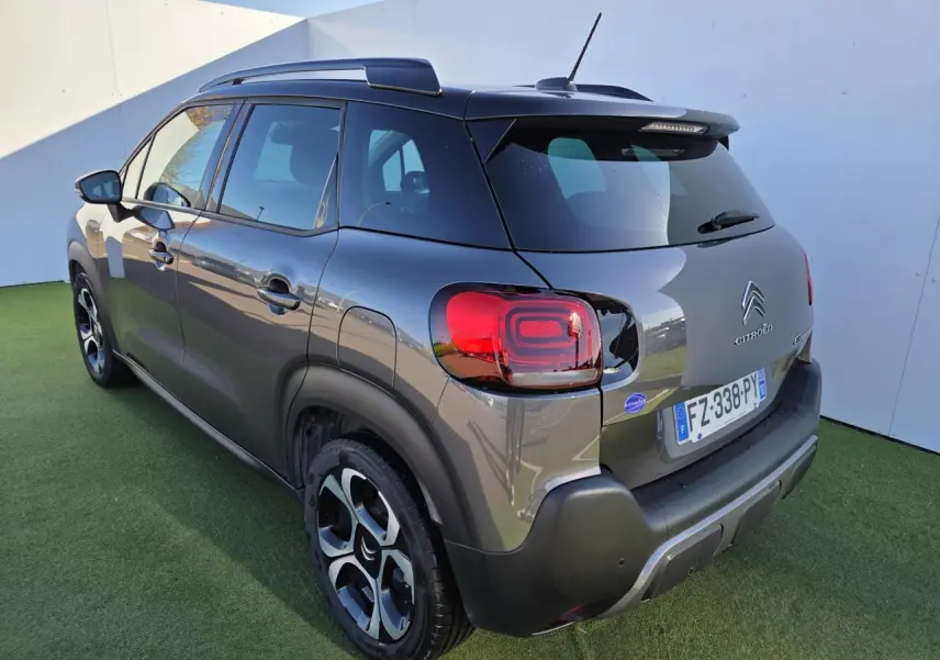 Vue 3/4 arrière droite d'un Citroën C3 Aircross gris platinium avec toit noir perlé et jantes alliage 17 pouces.