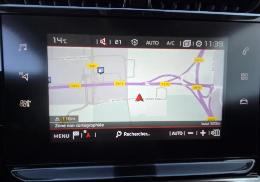Écran tactile central du tableau de bord du Citroën C3 Aircross 2021 affichant la navigation GPS en mode carte.