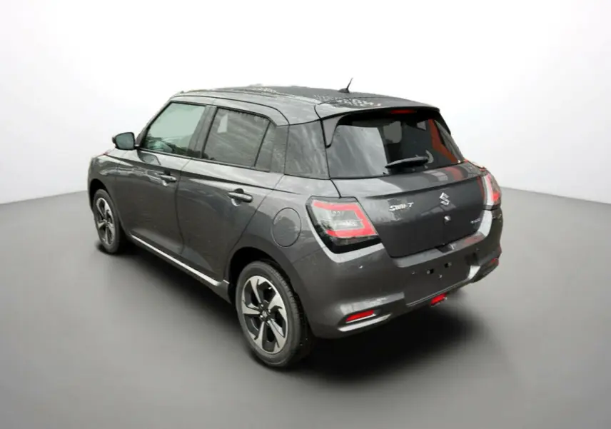 Vue 3/4 arrière gauche d'une Suzuki Swift 2025 gris minéral métallisé avec jantes alu et vitres surteintées.