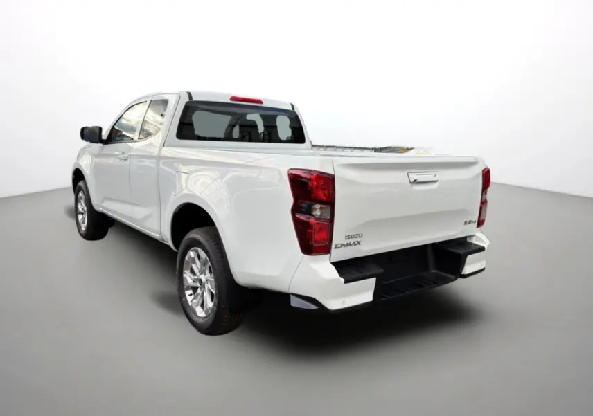 Vue 3/4 arrière gauche d'un pick-up Isuzu D-MAX blanc Splash avec hayon fermé et jantes alu 18 pouces.
