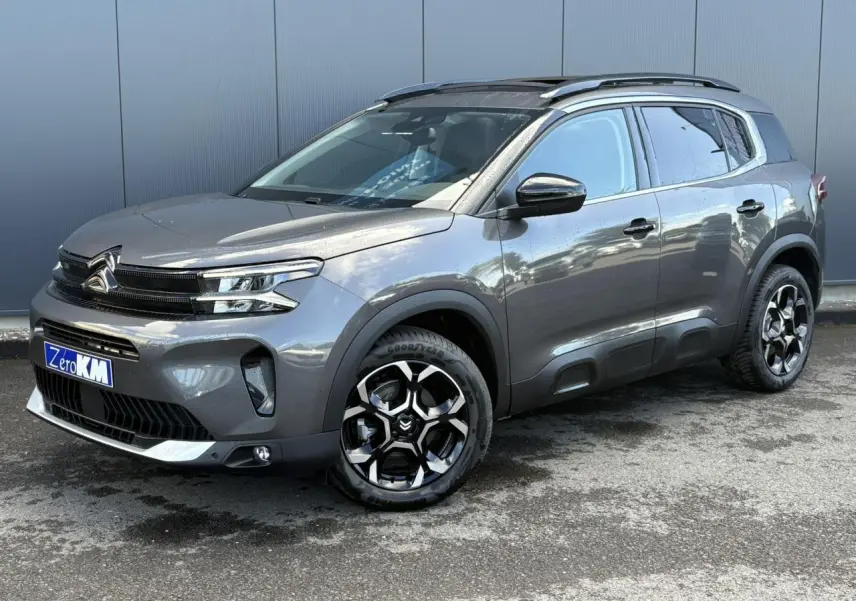 Citroën C5 Aircross gris Platinium en 3/4 avant droit avec jantes alliage bi-ton et toit noir panoramique.