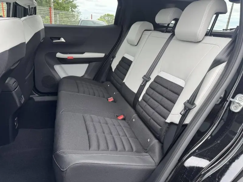 Vue côté droit de la banquette arrière bicolore noir et blanc du Citroën C3 Aircross 2026, avec ceinture de sécurité visible.