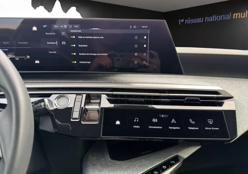 Vue intérieure du tableau de bord du Peugeot 3008 blanc 2025, avec écran tactile multifonctions et commandes digitales.