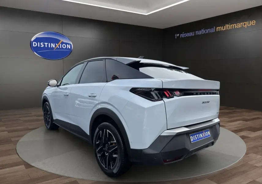 Peugeot 3008 blanc en 3/4 arrière droit, avec feux arrière LED et jantes noires brillantes.