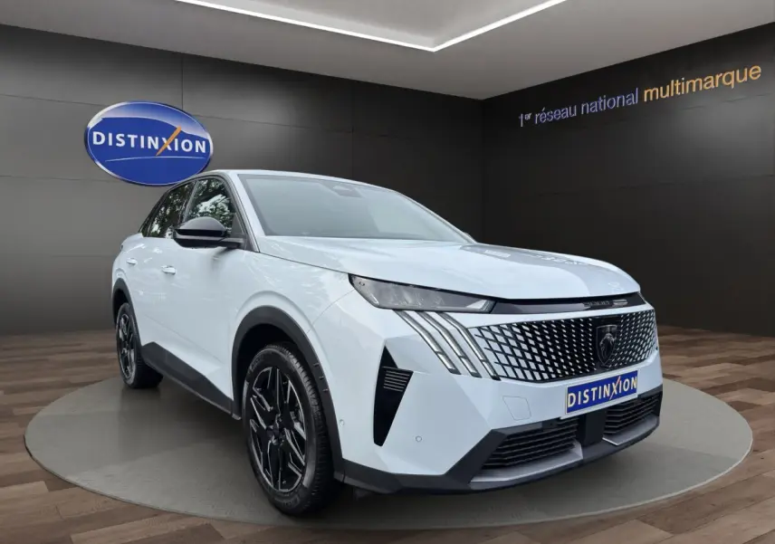 Peugeot 3008 blanc vue 3/4 avant droit en showroom avec calandre noire à motif géométrique et jantes noires.