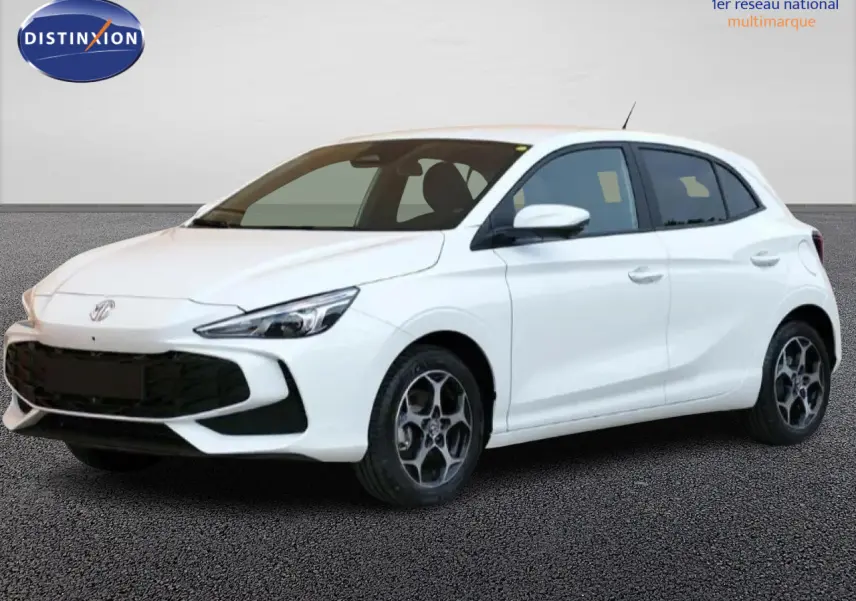 MG3 1.5 HYBRID+ 195 LUXURY blanc vue 3/4 avant droit avec calandre large et jantes spécifiques en alliage.