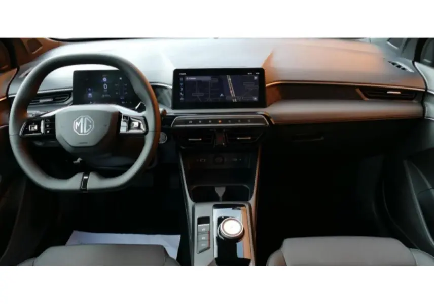 Vue intérieure frontale du tableau de bord du MG3 1.5 HYBRID+ 195 LUXURY 2026 avec volant multifonction et écran tactile central.
