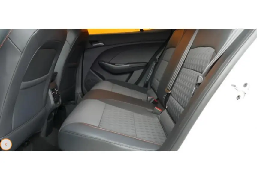 Vue intérieure du siège arrière côté droit du MG3 1.5 HYBRID+ 195 LUXURY blanc, avec sellerie bi-matière grise et coutures orange.