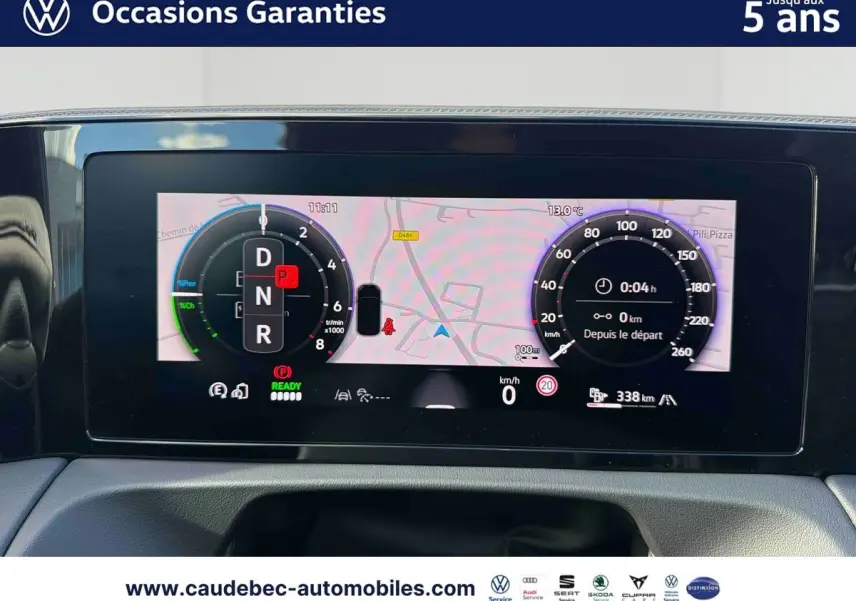 Affichage numérique du tableau de bord du Volkswagen Tiguan eHybrid 2025, avec navigation et compteurs digitaux.
