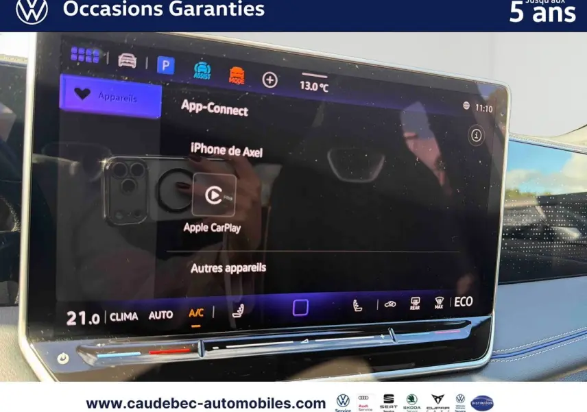 Écran tactile central du Volkswagen Tiguan 1.5 eHybrid 2025 affichant Apple CarPlay, avec tableau de bord bleu visible.