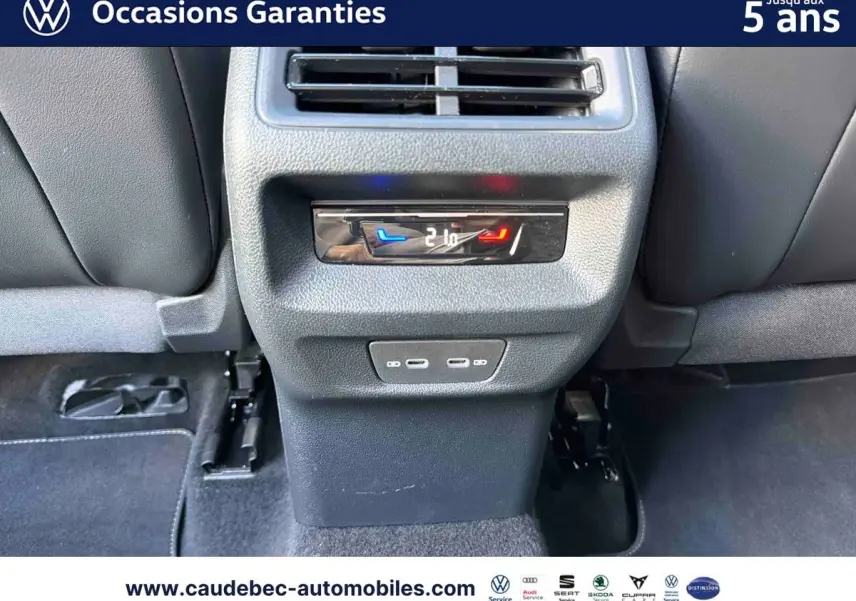 Détail de la console arrière avec commandes de climatisation et deux prises USB-C du Volkswagen Tiguan eHybrid argent.