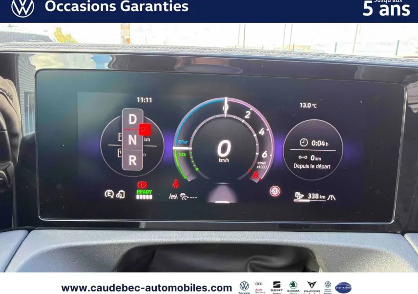 Tableau de bord numérique du Volkswagen Tiguan eHybrid 2025 affichant vitesse, température et mode de conduite.
