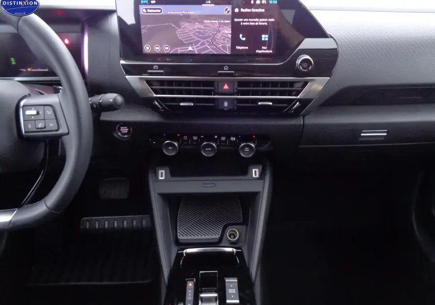 Vue intérieure du tableau de bord et console centrale du Citroën C4 X 2023 avec écran tactile et commandes modernes.