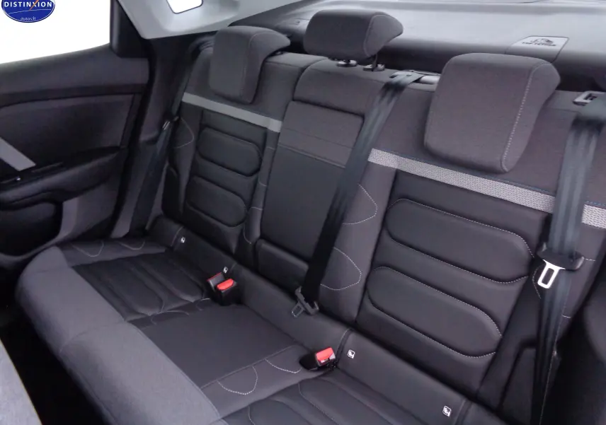 Vue intérieure sur les sièges arrière en tissu et cuir noir de la Citroën C4 X 2023, finition Shine.