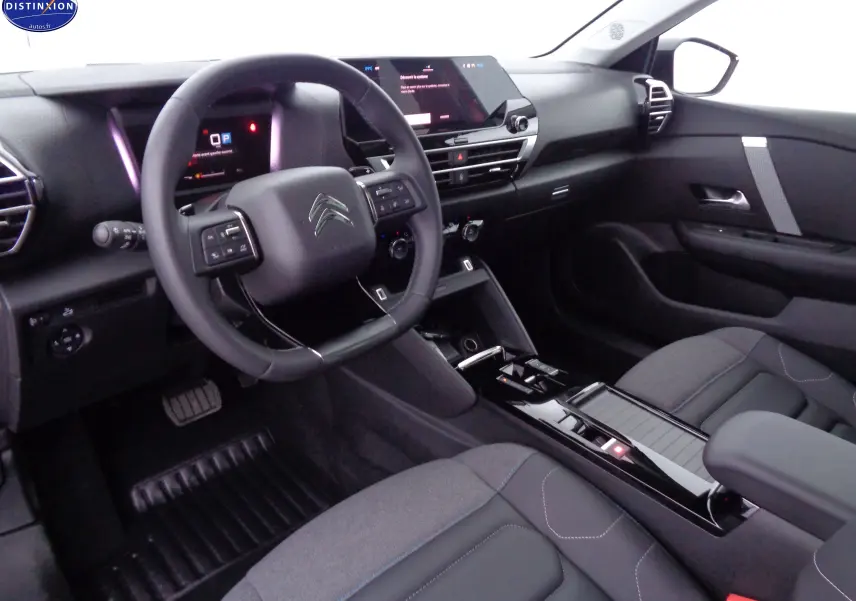 Vue intérieure côté conducteur de la Citroën C4 X 2023 avec tableau de bord numérique et volant multifonction noir.