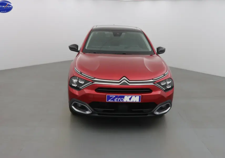 Vue frontale d'une Citroën C4 X rouge Elixir Metal avec feux LED et calandre chromée distinctive.