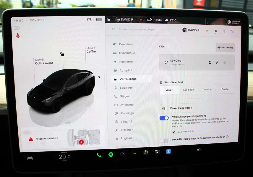 Écran tactile intérieur affichant la configuration et le verrouillage d'une Tesla Model Y noire métal 2024.