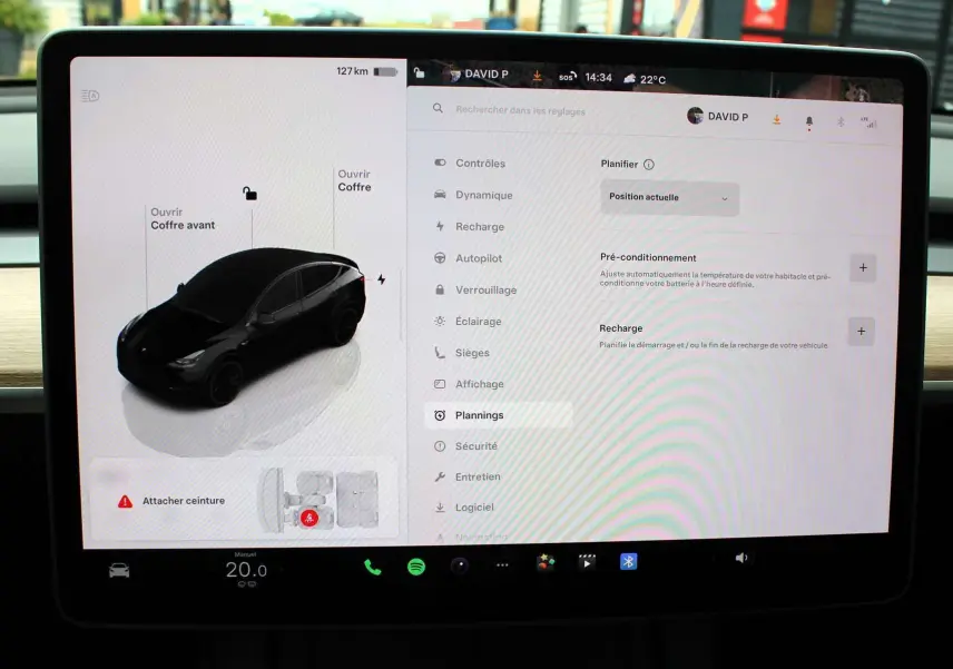 Écran tactile intérieur montrant le menu de contrôle et l'illustration noire de la Tesla Model Y 2024 en vue 3/4 avant.