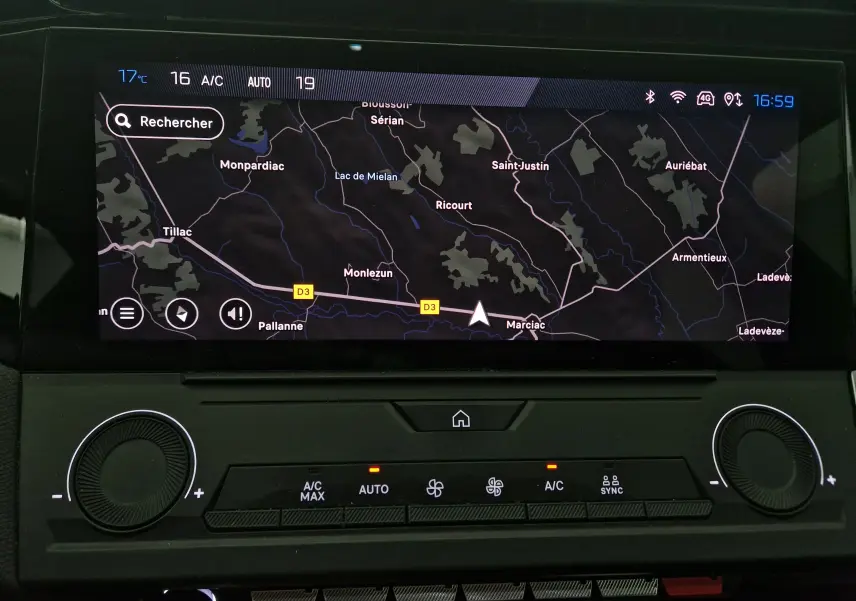 Coffre ouvert d'une Peugeot 308 noire, vue arrière montrant l'espace de chargement vide et la garniture intérieure noire.