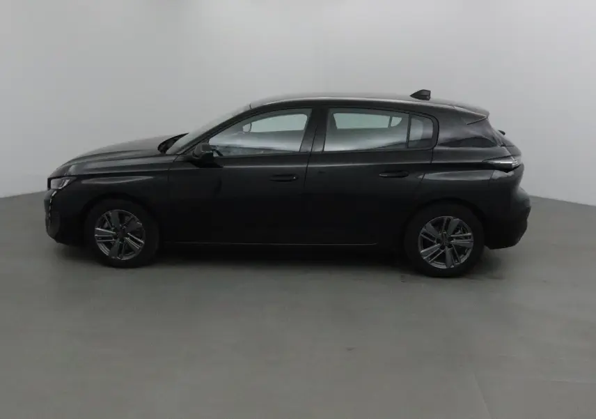 Vue arrière d'une Peugeot 308 noire 2022 avec logo lion et feux arrière étirés, stationnée en extérieur.