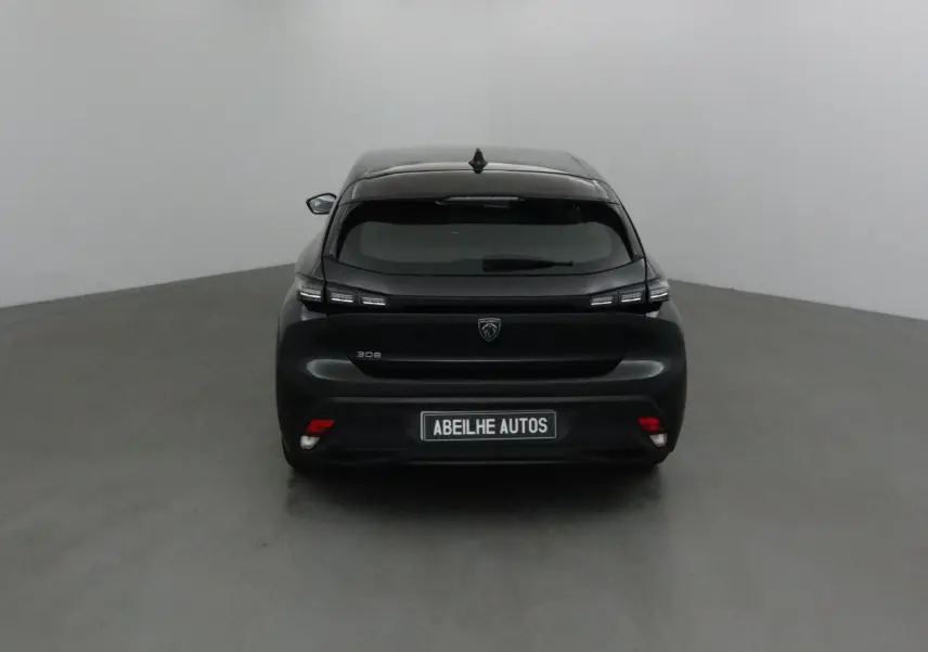 Profil côté gauche d'une Peugeot 308 noire de 2022, version Active Pack avec jantes alliage et carrosserie lisse.