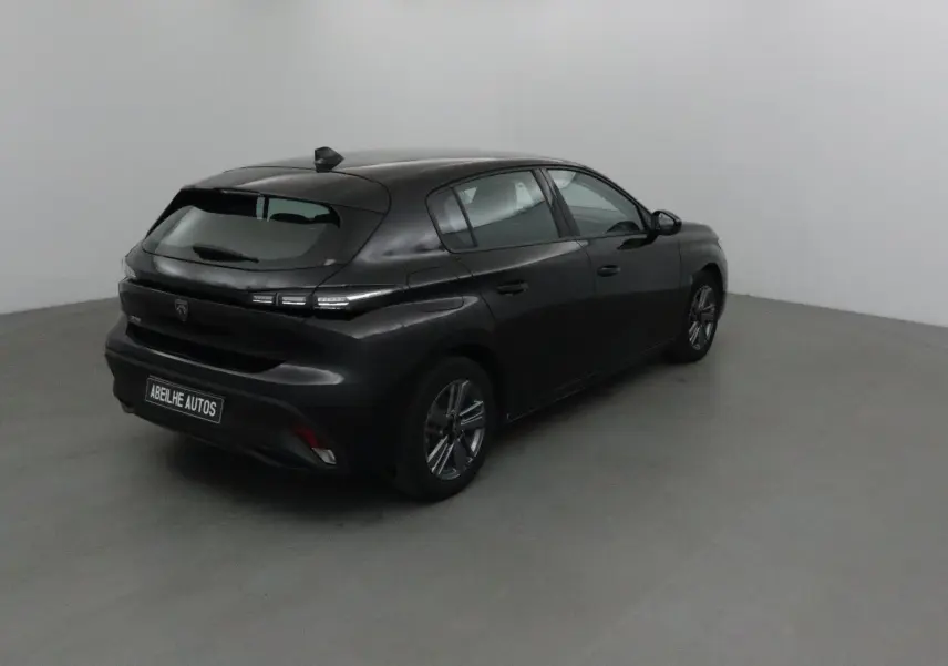 Vue intérieure côté droit sur la banquette arrière noire de la Peugeot 308 2022 finition Active Pack GPS.