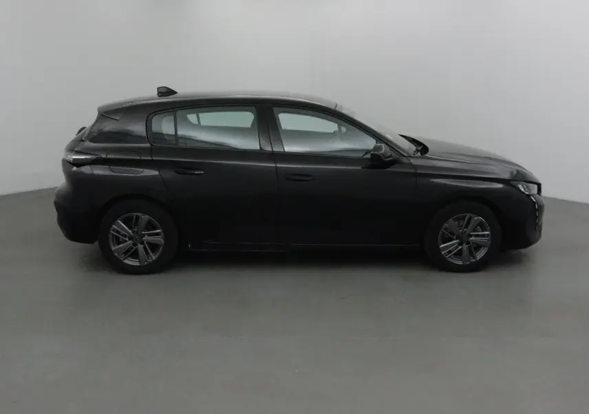 Vue intérieure du poste de conduite de la Peugeot 308 noire, avec volant cuir et tableau de bord moderne en 2022.