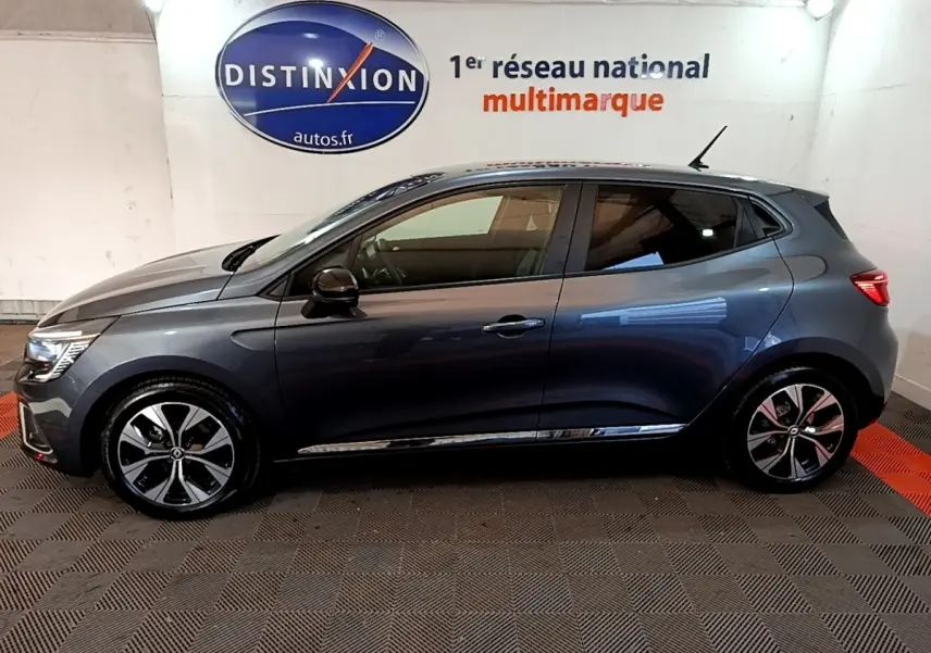 Profil côté gauche d'une Renault Clio Evolution SCe 65 gris foncé 2022, avec jantes alliage et feux arrière LED visibles.