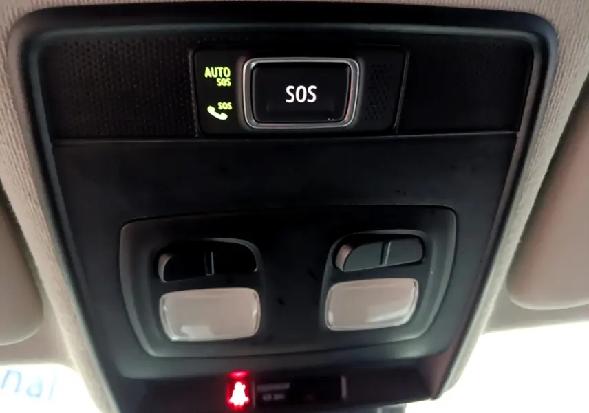 Vue en gros plan du plafonnier intérieur avec bouton SOS éclairé de la Renault Clio gris foncé de 2022.