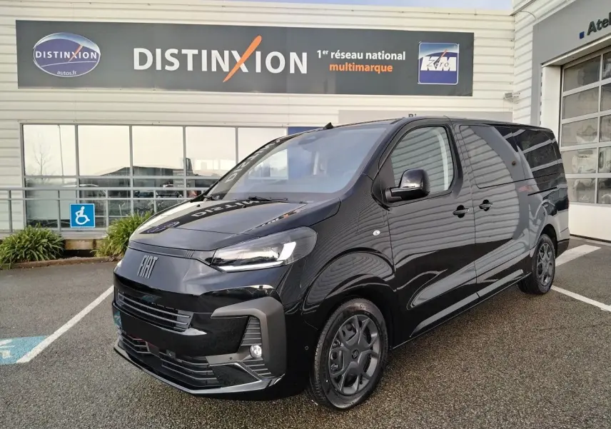 Vue 3/4 avant droit du FIAT ULYSSE XL noir perla, mettant en valeur sa calandre moderne et ses jantes sombres.