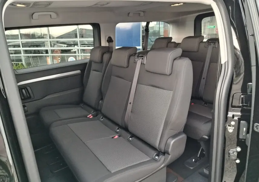 Vue intérieure côté droit du FIAT ULYSSE XL noir Perla, montrant les sièges tissu 9 places avec ceintures de sécurité.