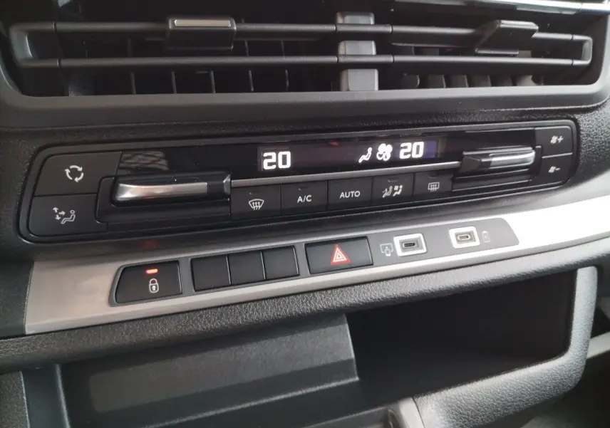 Détail de la console centrale du Fiat Ulysse noir Perla 2026, affichant la climatisation automatique à 20°C.
