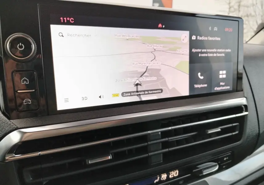 Écran tactile central avec navigation et commandes climatisation dans l'habitacle du Fiat Ulysse noir Perla 2026.
