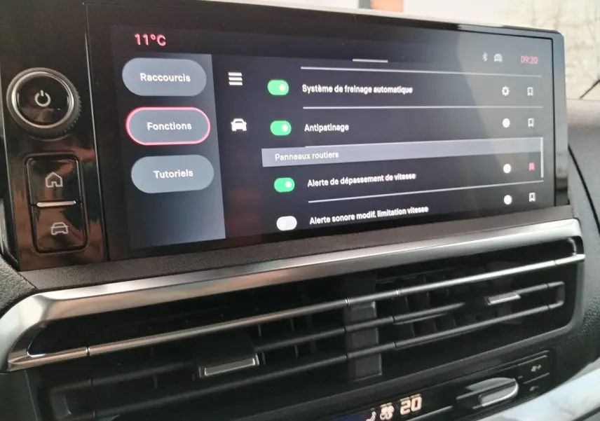 Écran tactile intérieur du Fiat Ulysse 2026 affichant les options d’aide à la conduite, avec commandes et ventilation visibles.