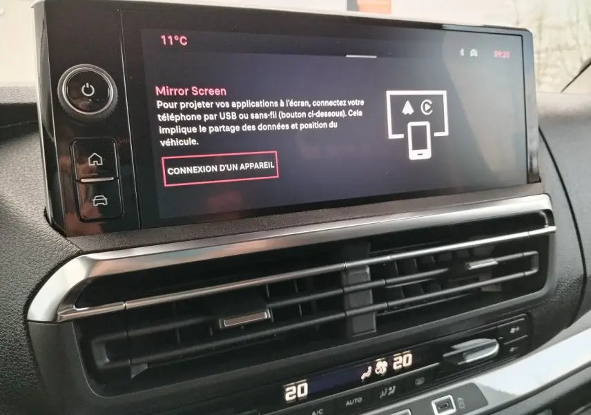 Vue rapprochée de l’écran tactile central et des commandes de climatisation du Fiat Ulysse noir Perla 2026.