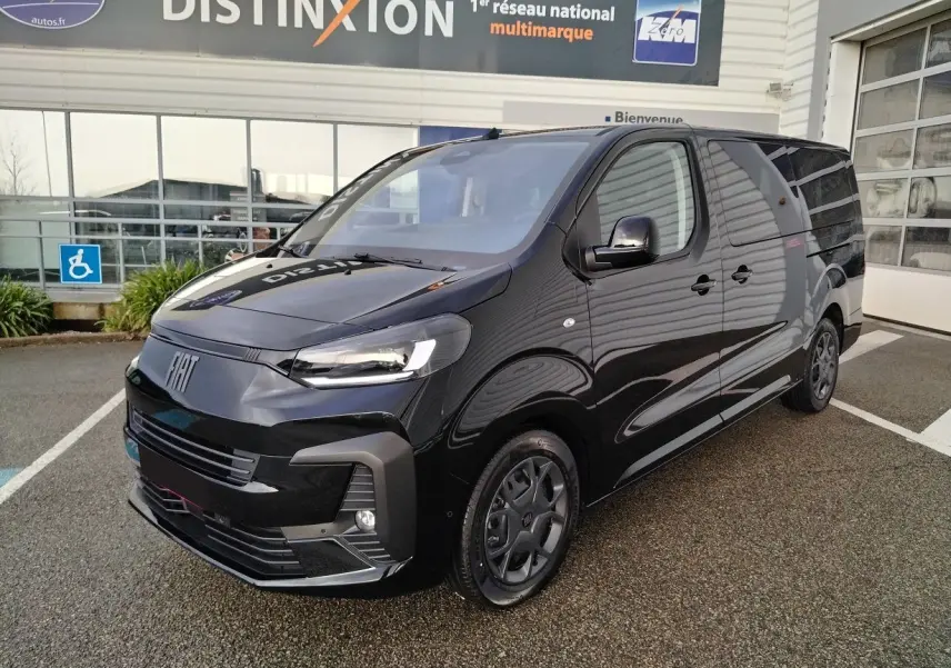 Vue 3/4 avant d’un FIAT Ulysse XL noir perla, mettant en valeur ses lignes modernes et ses phares LED distinctifs.