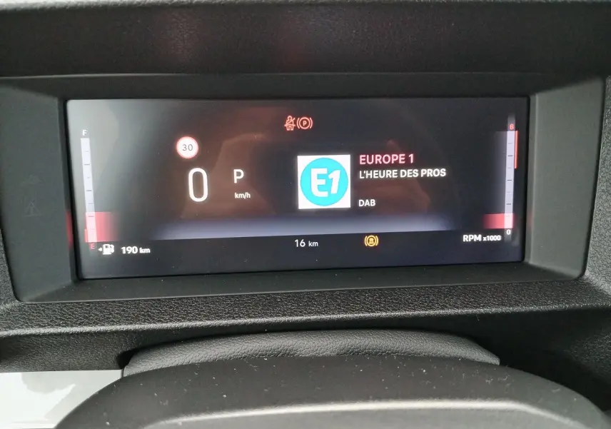 Tableau de bord numérique du Fiat Ulysse 2026 affichant la vitesse, la radio Europe 1 et l'autonomie restante.