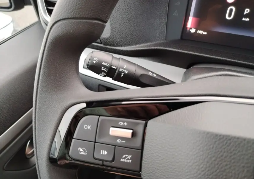 Gros plan sur le volant noir du Fiat Ulysse 2026, avec commandes intégrées et levier de clignotant visible.