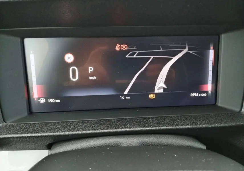 Affichage numérique du tableau de bord du Fiat Ulysse noir Perla, montrant la navigation et l'indicateur de vitesse à 0 km/h.