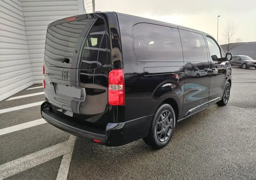 Vue 3/4 arrière droite d’un FIAT ULYSSE XL noir perla, fourgon spacieux avec feux arrière rouges et vitres teintées.