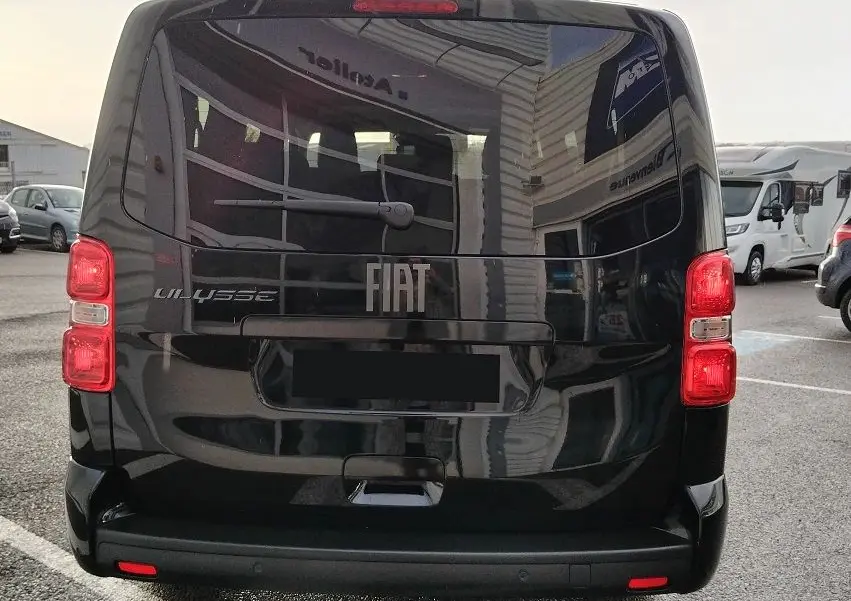 Vue arrière d'un FIAT Ulysse noir Perla 2026 avec hayon, feux rouges verticaux et logo FIAT centré.