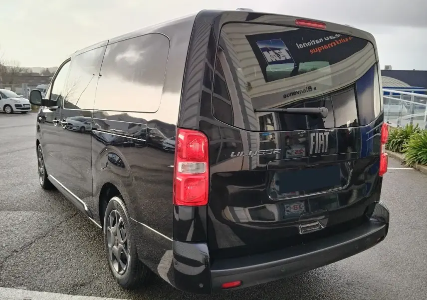 Vue 3/4 arrière droite du FIAT ULYSSE XL noir perla, mettant en valeur son hayon et ses feux arrière distinctifs.
