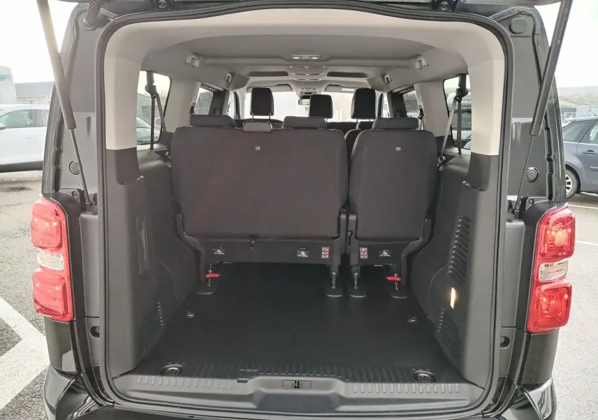 Vue arrière du FIAT ULYSSE noir Perla avec hayon ouvert, montrant l'espace intérieur et les sièges arrière.