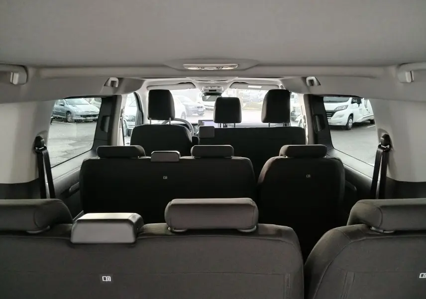 Vue intérieure arrière du Fiat Ulysse XL 2026 noir Perla, montrant les trois rangées de sièges en tissu et les appuie-têtes.