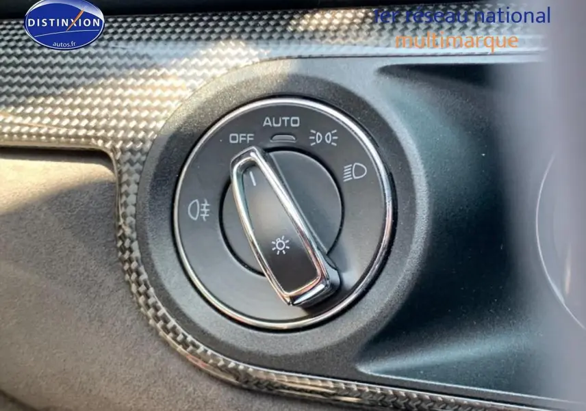 Sélecteur de phares avec finition carbone dans l'habitacle d'une Porsche Boxster rouge (981) 2015.