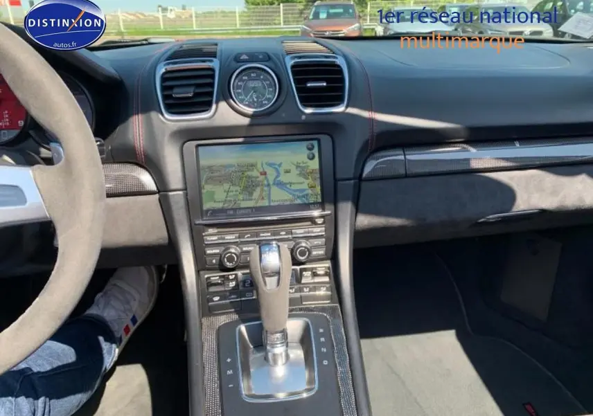 Intérieur noir Alcantara de Porsche Boxster 981, vue centrale sur console avec écran tactile et levier de boîte auto.