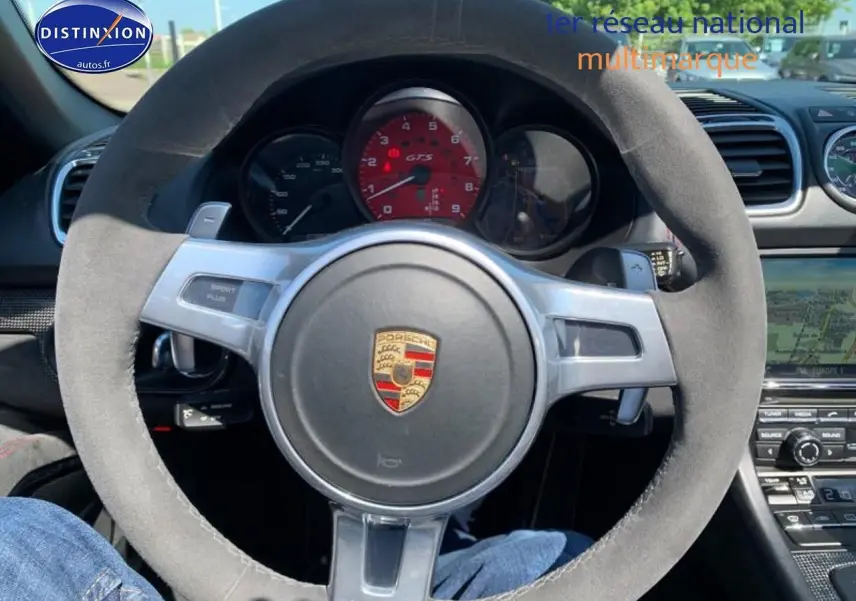 Volant sport en alcantara avec compteur rouge GTS d'une Porsche Boxster 981 vue de face côté conducteur.