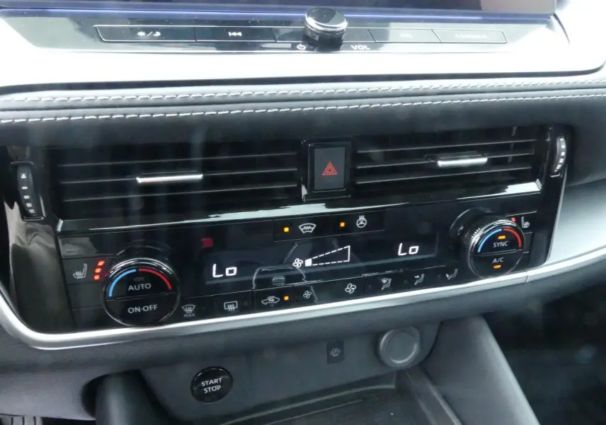 Détail de la console centrale avec climatisation bi-zone et commandes chauffantes du Nissan Qashqai 1.5 e-Power 2025.