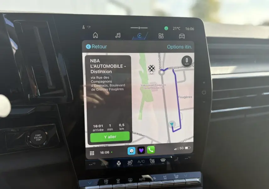 Écran tactile central du tableau de bord du Renault Rafale gris, affichant la navigation GPS en intérieur lumineux.